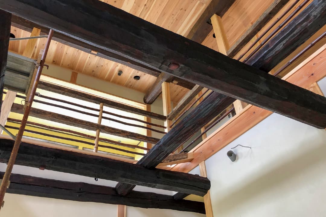 囲炉裏の煙でじっくり燻された古材は防虫効果もある